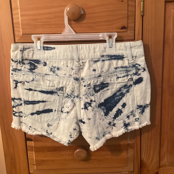 Size 9 NWT distressed shorts - Picture 2 of 3